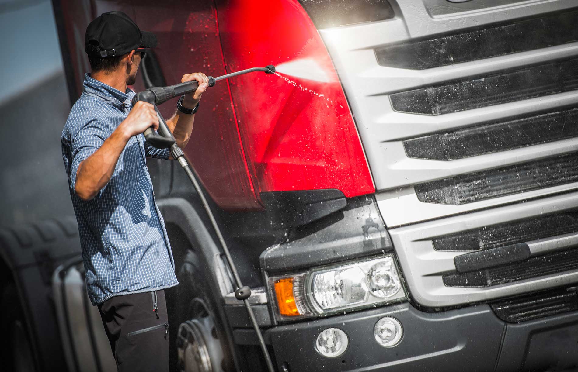 Mobile Truck Detailing: How Fleet Owners Save Time & Money with Truck Detailing Services